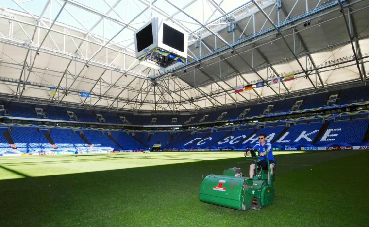 Kad je došlo do eskalacije COVID-a svi su se našli u središtu prilično bizarnog problema. Naime, cijevima se pivo dovodi u stadion, ali ga nije moguće izvući vani istim putem, a nakon što su stadioni zatvoreni u Veltins Areni je ostalo zarobljeno više od 8 tisuća litara zlatne tekućine. Ipak, spretni Nijemci su doskočili i tom problemu te je sve do zadnje kapi spašeno od propadanja.