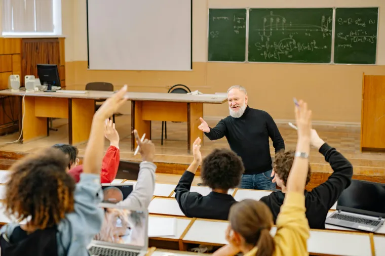 10. &quot;Ako se vratiš u školu, pobrini se da to bude za posao koji ti je zanimljiv. Dobio sam diplomu i dobio posao, ali otkrio sam da mi se ne sviđa nova karijera. Vratio sam se onome što sam prije radio. Potrošio sam mnogo novca na nešto što nisam kasnije htio raditi. Sada sam u mirovini i žao mi je što se nisam obrazovao za neko zanimljivo zanimanje.&quot;