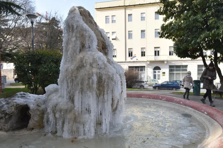 PREKRASNE FOTOGRAFIJE HRVATSKE LEDENE BAJKE: Niske temperature zaledile rivu u Bakru, smrzle se i gradske fontane u Puli