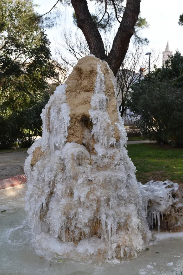 PREKRASNE FOTOGRAFIJE HRVATSKE LEDENE BAJKE: Niske temperature zaledile rivu u Bakru, smrzle se i gradske fontane u Puli