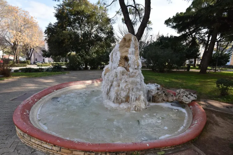 PREKRASNE FOTOGRAFIJE HRVATSKE LEDENE BAJKE: Niske temperature zaledile rivu u Bakru, smrzle se i gradske fontane u Puli