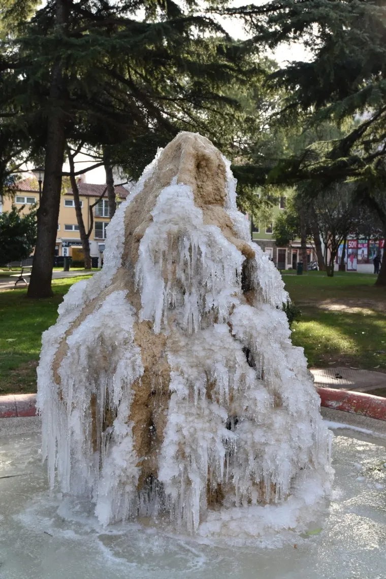Pula  - Velike hladnoće smrznule gradske fontane.