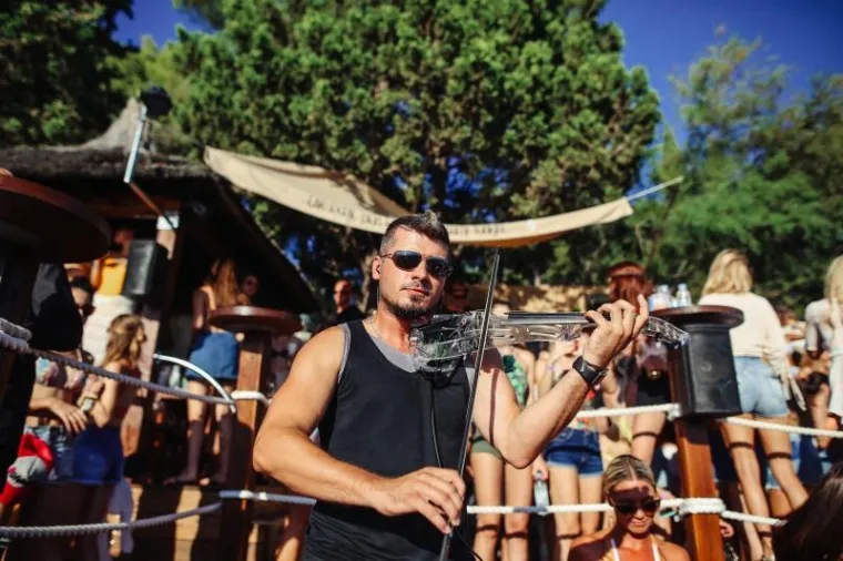 HVAR OKUPIRALE LJEPOTICE: Seksi djevojke iz cijeloga svijeta opustile se uz koju čašicu više i pokazale sve svoje draži