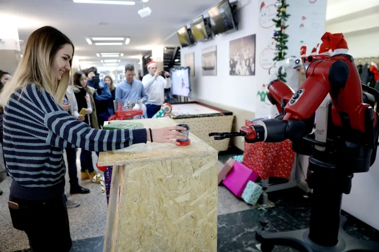 Spektakularno: Roboti u humanitarnoj akciji pripremali i posluživali kuhano vino i kolače!