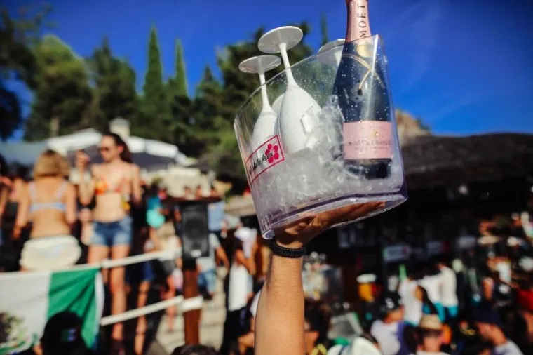 HVAR OKUPIRALE LJEPOTICE: Seksi djevojke iz cijeloga svijeta opustile se uz koju čašicu više i pokazale sve svoje draži
