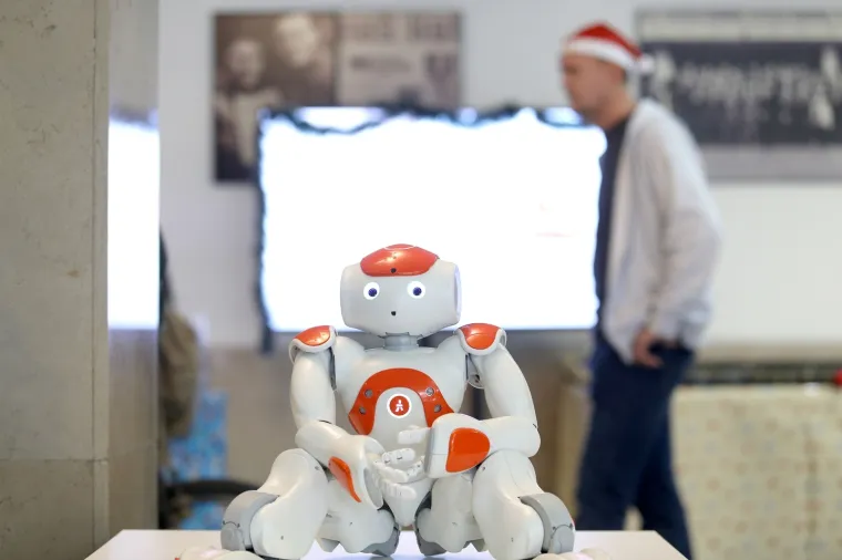 Spektakularno: Roboti u humanitarnoj akciji pripremali i posluživali kuhano vino i kolače!
