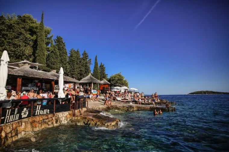 HVAR OKUPIRALE LJEPOTICE: Seksi djevojke iz cijeloga svijeta opustile se uz koju čašicu više i pokazale sve svoje draži
