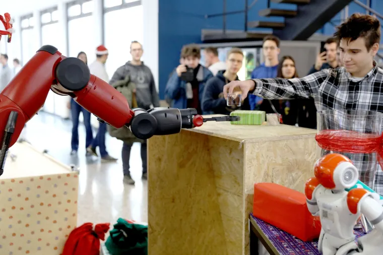 Spektakularno: Roboti u humanitarnoj akciji pripremali i posluživali kuhano vino i kolače!