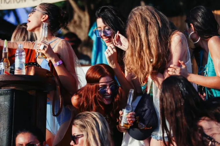 HVAR OKUPIRALE LJEPOTICE: Seksi djevojke iz cijeloga svijeta opustile se uz koju čašicu više i pokazale sve svoje draži