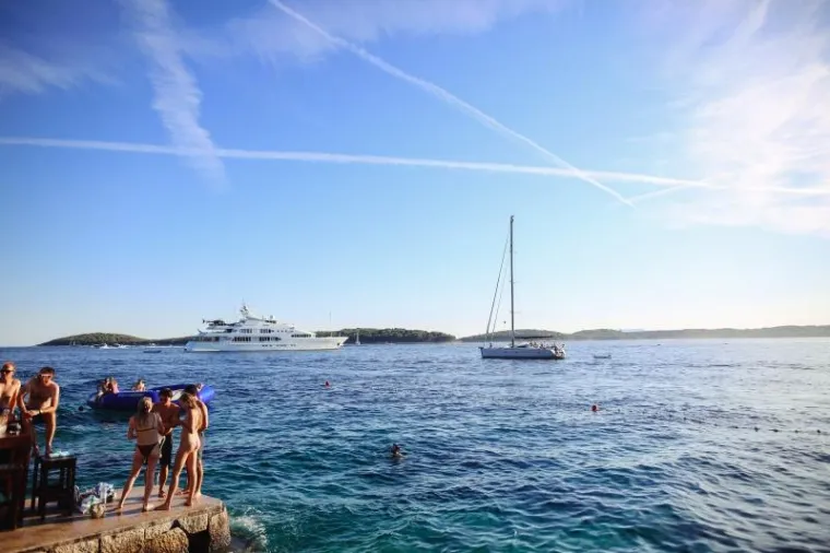 HVAR OKUPIRALE LJEPOTICE: Seksi djevojke iz cijeloga svijeta opustile se uz koju čašicu više i pokazale sve svoje draži