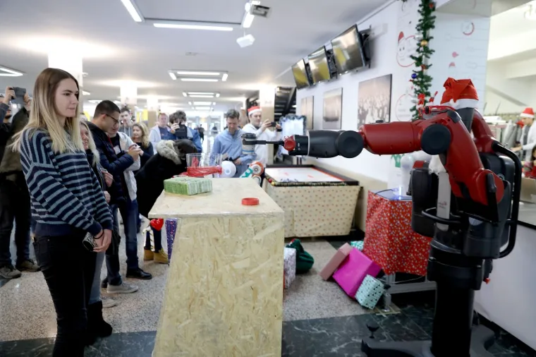 Spektakularno: Roboti u humanitarnoj akciji pripremali i posluživali kuhano vino i kolače!