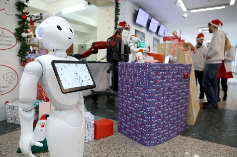 Spektakularno: Roboti u humanitarnoj akciji pripremali i posluživali kuhano vino i kolače!