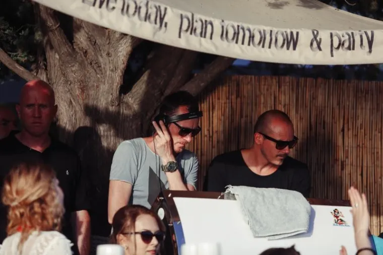 HVAR OKUPIRALE LJEPOTICE: Seksi djevojke iz cijeloga svijeta opustile se uz koju čašicu više i pokazale sve svoje draži