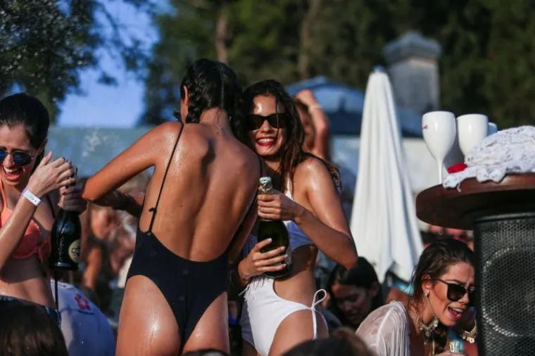 HVAR OKUPIRALE LJEPOTICE: Seksi djevojke iz cijeloga svijeta opustile se uz koju čašicu više i pokazale sve svoje draži