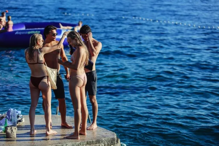 HVAR OKUPIRALE LJEPOTICE: Seksi djevojke iz cijeloga svijeta opustile se uz koju čašicu više i pokazale sve svoje draži