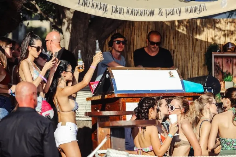 HVAR OKUPIRALE LJEPOTICE: Seksi djevojke iz cijeloga svijeta opustile se uz koju čašicu više i pokazale sve svoje draži