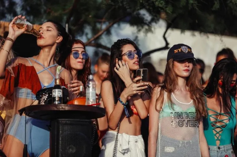 HVAR OKUPIRALE LJEPOTICE: Seksi djevojke iz cijeloga svijeta opustile se uz koju čašicu više i pokazale sve svoje draži