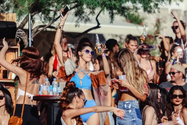 HVAR OKUPIRALE LJEPOTICE: Seksi djevojke iz cijeloga svijeta opustile se uz koju čašicu više i pokazale sve svoje draži