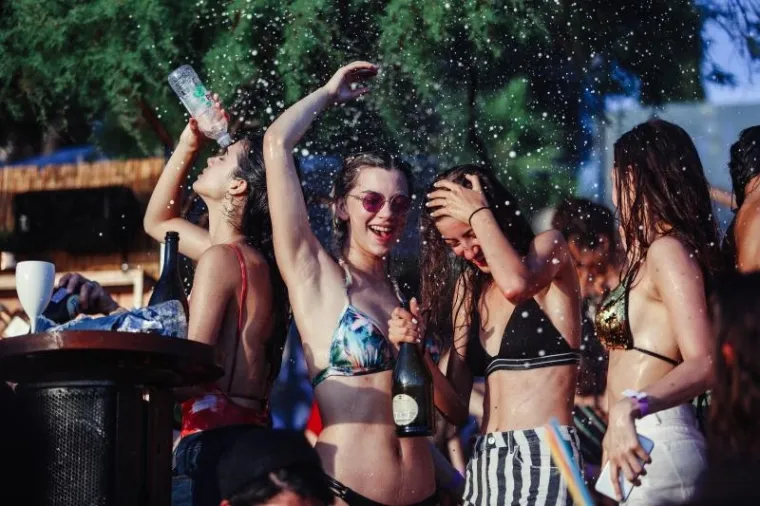 HVAR OKUPIRALE LJEPOTICE: Seksi djevojke iz cijeloga svijeta opustile se uz koju čašicu više i pokazale sve svoje draži