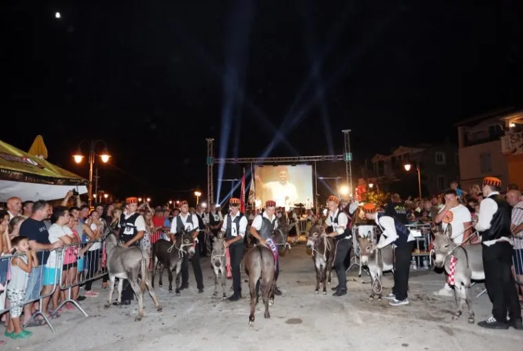 TOVAR MIŠKO OSVOJIO TITULU: Održana 50. jubilarna utrka magaraca u Tribunju, bilo je itekako zabavno