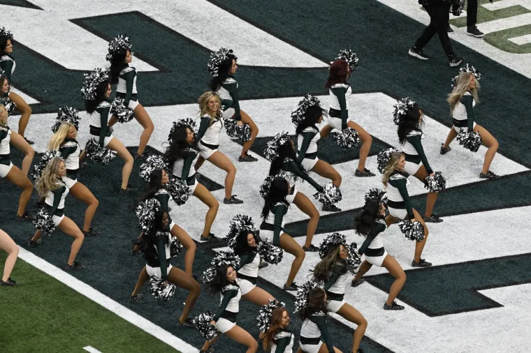Super Bowl LIX je još jednom pokazao da su navijačice, uz igrače, neizostavan dio spektakla. Njihova energija, predanost i talent zaslužuju priznanje, a rasprava o njihovoj naknadi ostaje otvorena. Njihovi nastupi su, bez sumnje, dodali još jednu dimenziju uzbuđenju ovog velikog sportskog događaja.
