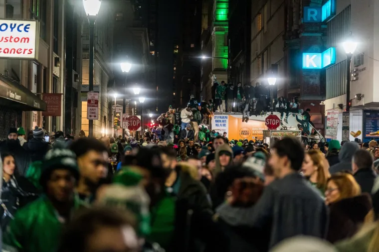 Ovakva divlja slavlja u Philadelphiji, nažalost, nisu novost. Grad je postao poznat po burnim reakcijama navijača nakon velikih pobjeda Eaglesa, a te su proslave u prošlosti imale i tragične posljedice. Nakon pobjede Eaglesa u NFC finalu protiv Washington Commandersa, 18-godišnji student Sveučilišta Temple, Tyler Sabapathy, poginuo je nakon pada sa stupa javne rasvjete. Tijekom istih slavlja, dvije su osobe bile ranjene u pucnjavi. Sličnih incidenata, uključujući uhićenja, vandalizam i ozljede, bilo je i nakon NFC prvenstva 26. siječnja 2025. godine.
