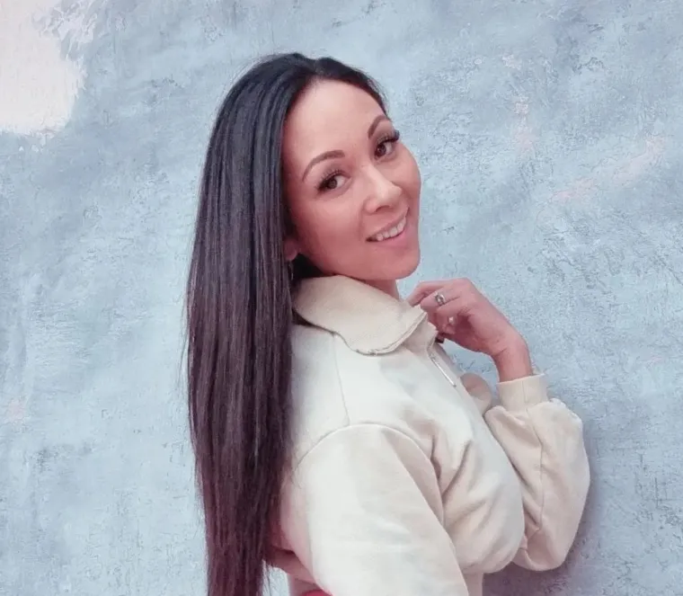 Žena najstrašnijeg čovjeka na svijetu istinska je bomba. Za njom se okreću baš svi, ali moraju biti pažljivi zbog njega