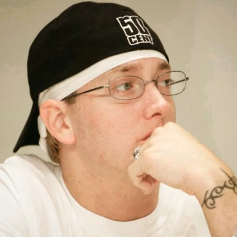 Eminem je konačno hospitaliziran u prosincu 2007. nakon predoziranja metadonom, a liječnici su mu rekli da je progutao ekvivalent četiri vrećice heroina. Sljedeće godine se otrijeznio. Kasnije je priznao da je morao ponovno učiti repati nakon predoziranja. &quot;Sjećam se kad sam se prvi put otrijeznio i sva sranja su mi bila van sustava, sjećam se da sam jednostavno bio, kao, jako sretan i sve mi je opet bilo jeb… novo&quot;, rekao je o radu na svom albumu &quot;Relapse&quot; iz 2009. godine. &quot;Bio je to prvi album i prvi na čijem snimanju je bilo zabavno nakon dugo vremena. Bilo je to kao da sam se prvi put ponovno počeo zabavljati uz glazbu i ponovno učio repati. Sjećao sam se cijelog tog procesa, ali trebalo je dugo vremena da moj mozak ponovno počne funkcionirati&quot;.