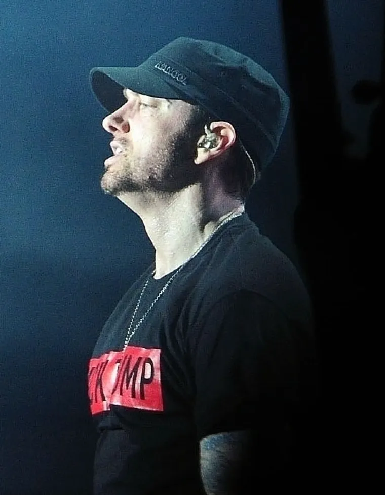 U odvikavanju mu je pomogao veliki prijatelj, Elton John. Kada su se Elton i njegov partner vjenčali, Eminem im je poslao dijamantne prstene s detaljima penisa kao vjenčani poklon. Tabloide diljem svijeta punili su naslovi o svađama njega i bivše supruge Kim, a Eminem je izjavio kako se ne planira više ženiti niti imati više djece.
