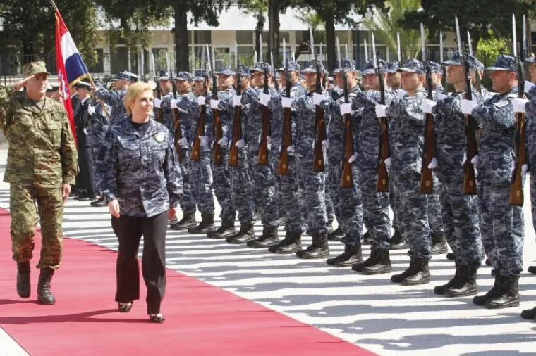 Predsjednica Grabar-Kitarović svečano postrojila mornare u Lori
