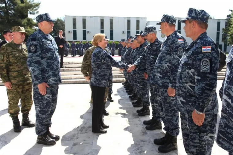 Predsjednica Grabar-Kitarović svečano postrojila mornare u Lori