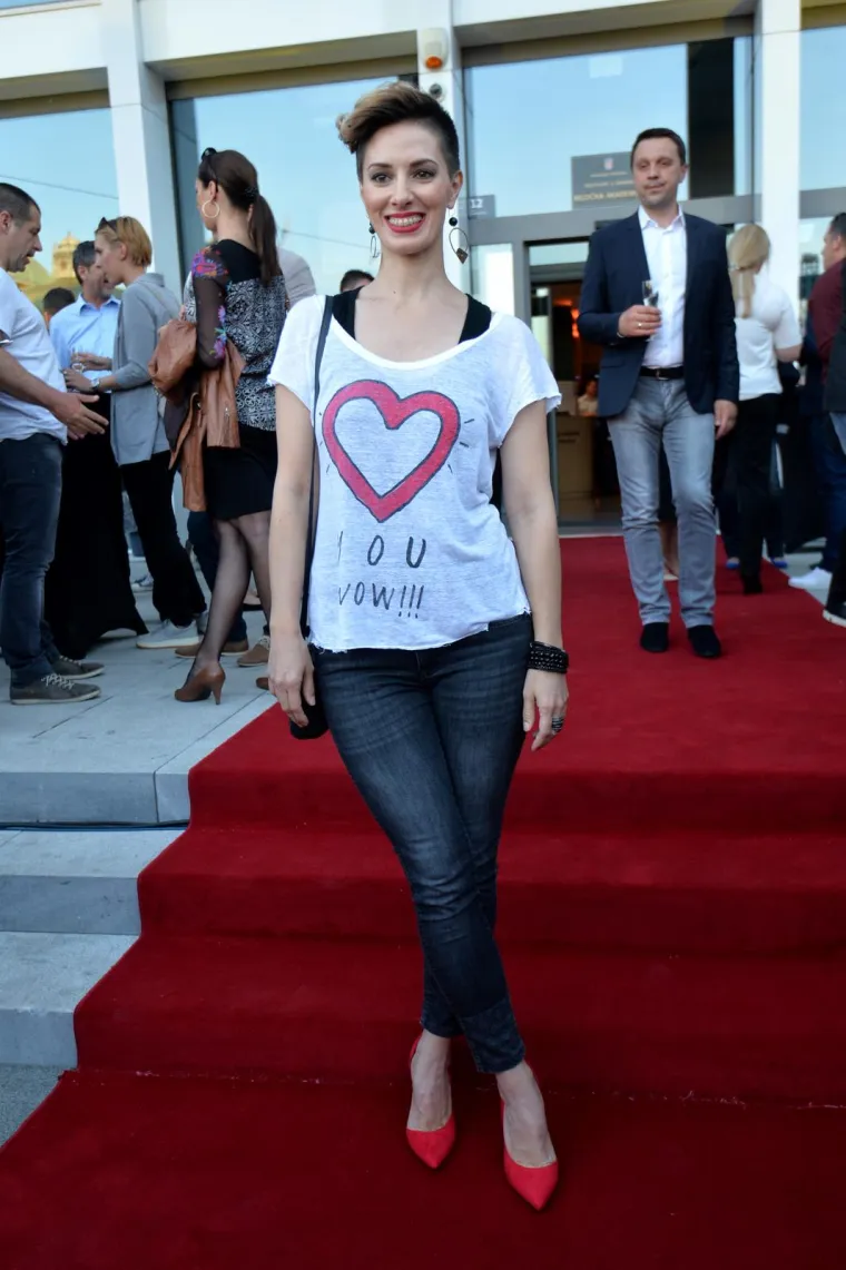 Nekada je bila glavno lice TV-a, a onda se povukla: Ovako danas izgleda Lorena Nosić