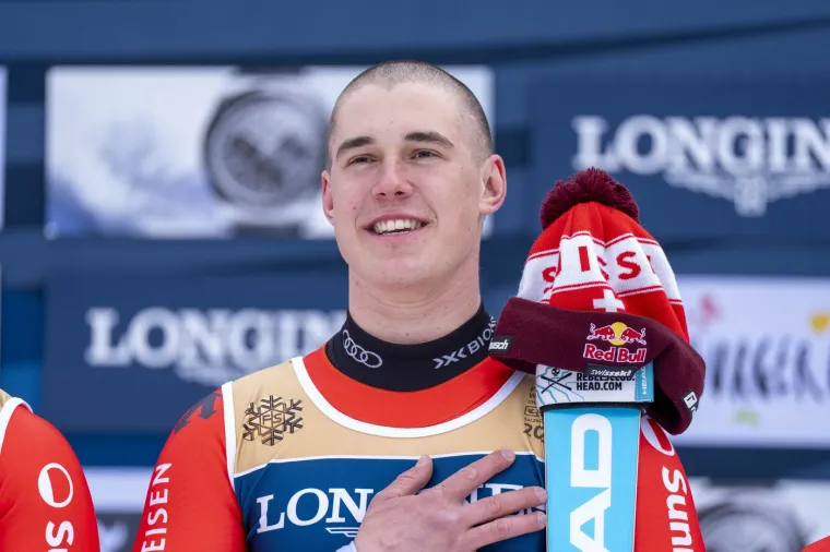 Von Allmen se pojavio na dodjeli medalja s polubrijanom glavom, s kosom obrijanom po sredini, ali ostavljenom dugom sa strane. Isti stil, koji podsjeća na redovničku tonzuru, nosio je i Marco Odermatt.