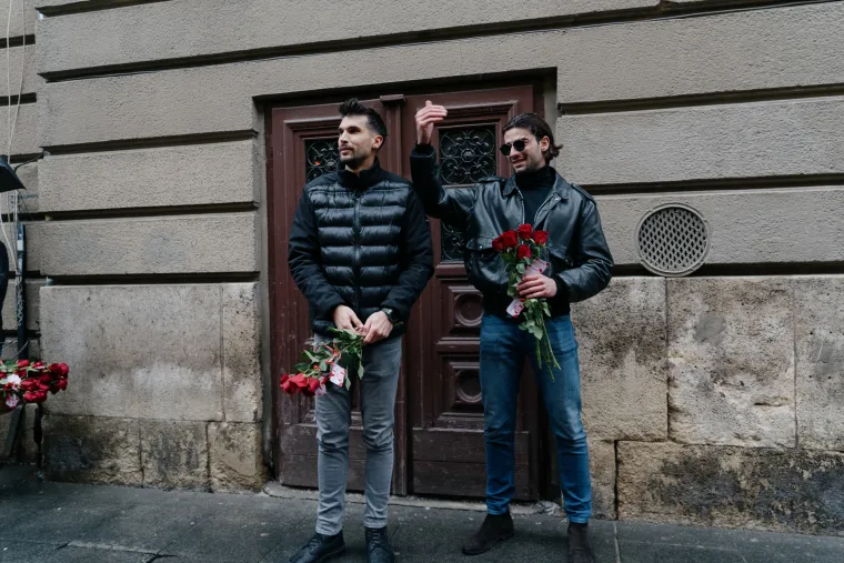 Na zagrebačkom Cvjetnom trgu danas je vladala prava romantična atmosfera, a za to su zaslužni Šime i Miloš, dvojica kandidata iz aktualne četvrte sezone popularne RTL-ove emisije &quot;Gospodin Savršeni&quot; čije najnovije epizode možete već sad gledati na platformi Voyo. Na poseban način obilježili su Valentinovo, darujući crvene ruže prolaznicama koje ih nisu odbijale.
