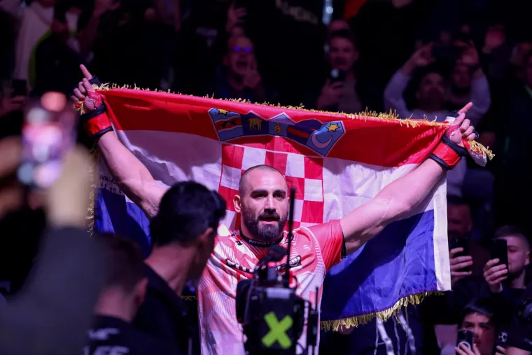 Martin Batur ušao je u kavez s hrvatskom zastavom i uz pjesmu Thompsona - &quot;Ako ne znaš što je bilo&quot;... 