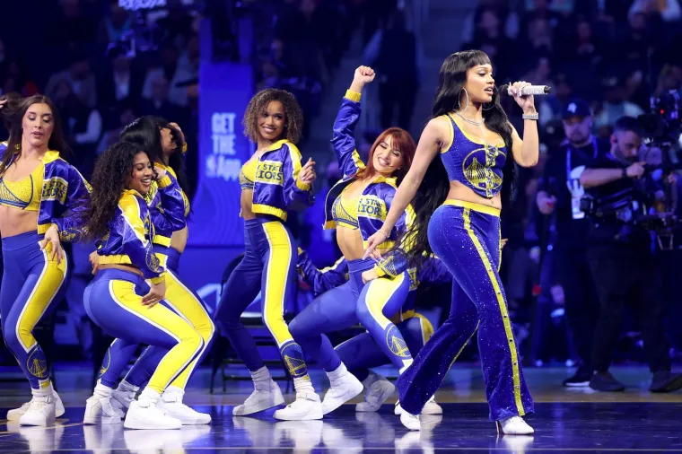 Saweetie, američka reperica, je bila obučena u trenitku Golden State Warriorsa. 