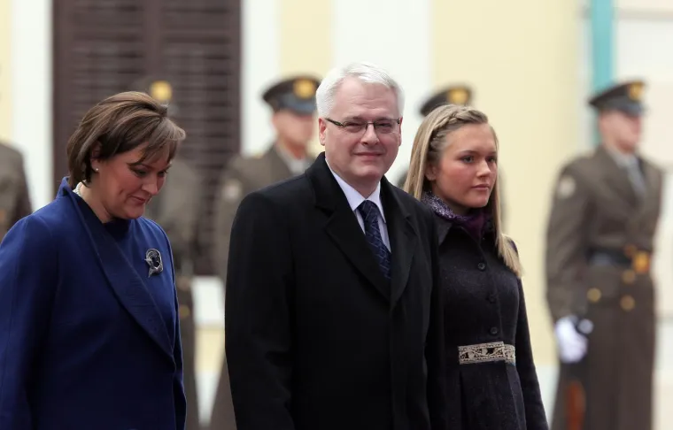 Ivo Josipović, njegova supruga Tatjana i kći došli su prema pozornici iz smjera Ćirilometodske ulice. Ispred crkve bila je postavljena pozornica ukrašena cvijećem, s lijeve i desne strane okružena hrvatskim zastavama