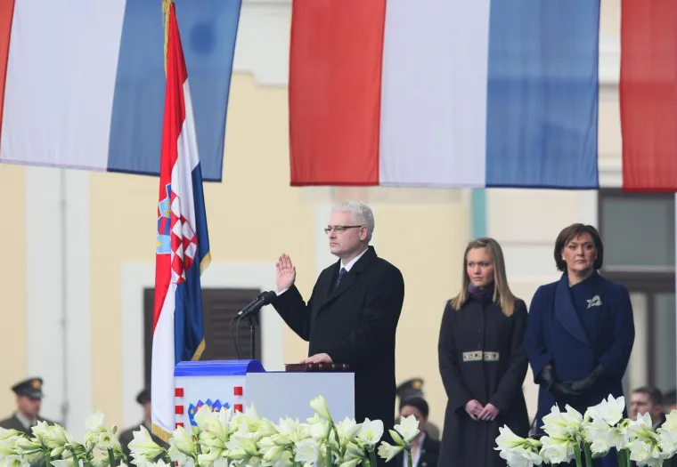 U 12.06 sati Ivo Josipović položio je ruku na Ustav i izgovorio prisegu, koju je ponavljao nakon Jasne Omejec. &quot;Objavljujem da Ivo Josipović stupa na dužnost predsjednika Republike u ponoć 19. veljače&quot;, rekla je predsjednica Ustavnog suda nakon prisege