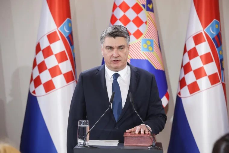 Izabrani predsjednik Zoran Milanović položio je svečanu prisegu pred predsjednikom Ustavnog suda Republike Hrvatske Miroslavom Šeparovićem, sutkinjama i sucima Ustavnog suda te ostalim uzvanicima. Tekst prisege izgovorio je držeći lijevu ruku na Ustavu
