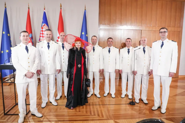 Nakon obraćanja Klapa Hrvatske ratne mornarice Sveti Juraj izvela je pjesmu &quot;Tvoja zemlja&quot; autora Alfija Kabilja
