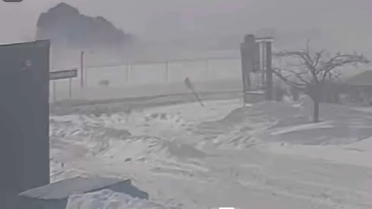 Nestvarne fotografije prevrnutog aviona u kojem je bilo 80 ljudi: Kako su ovo uspjeli preživjeti?