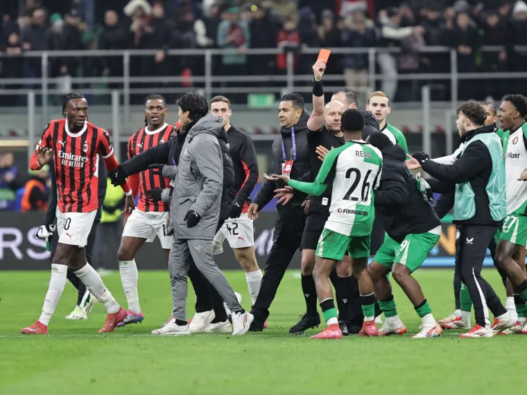 Nakon posljednjeg szdčevog zvižudka, crveni karton zaradio je i Feyenoordov Givairo Read zbog nasilnog ponašanja
