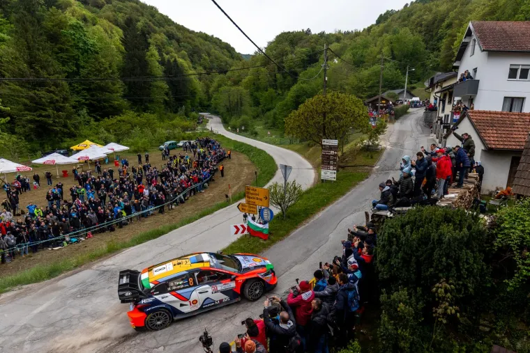Direktno s prozora: Ovako su navijači prošle godine gledali WRC Croatia Rally, ali ubuduće takvih prizora više neće biti