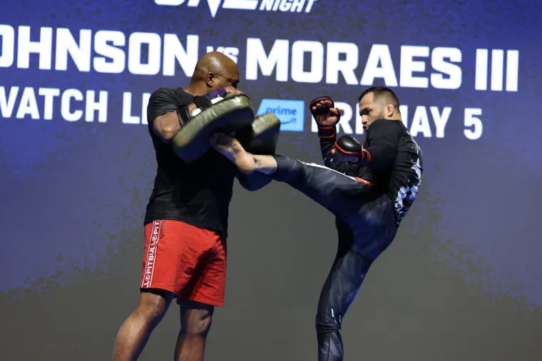 Roberto Soldić udara nogom u fokuser na ONE Championship Open Workoutsu 3. svibnja 2023. u Paramount Theatreu u Denveru. Soldić je kao borac jako sazrio, bolji je nego prije, razoran, eksplozivan i ima više tetovaža, što je zanimljiv detalj koji, doduše, nema veze s njegovim borilačkim umijećem, ali ima sa samopouzdanjem i pokazuje ono što voli. 