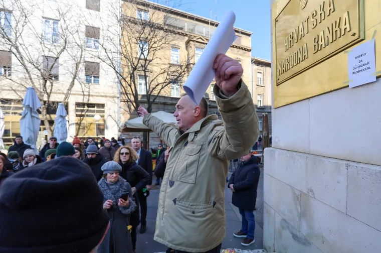 Građani opkolili HNB! Zvižduci, transparenti, vrisak: 'Dosta je!'