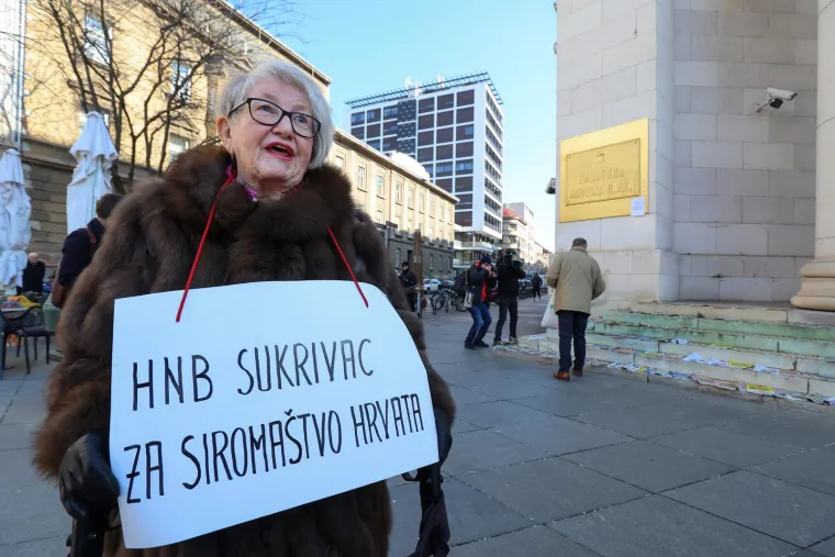 Građani opkolili HNB! Zvižduci, transparenti, vrisak: 'Dosta je!'