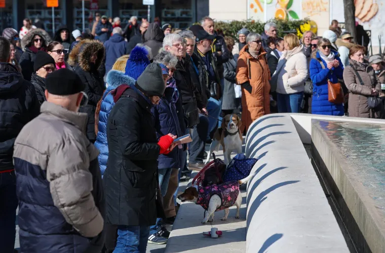 Građani opkolili HNB! Zvižduci, transparenti, vrisak: 'Dosta je!'