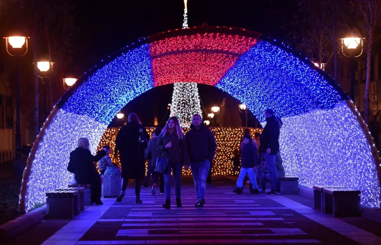 Na beogradskim ulicama upaljena novogodišnja rasvjeta