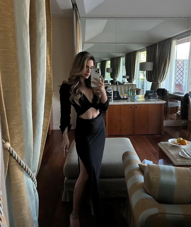 Međutim, ono što je izazvalo pravu buru među javnošću bio je detalj da je Goranova sadašnja supruga, Ivona Zlatić, u to vrijeme bila trudna. I dok je ona objavljivala fotografije na kojima sama pokazuje trudnički trbuh, Goran je ljubio Sonju i uživao u Splitu. 