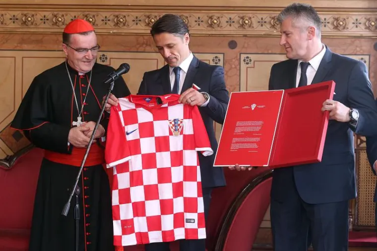 Niko Kovač s dečkima na Kaptolu, Bozaniću poklonili dres